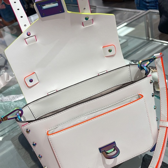 MICHAEL KORS
Manhattan Medium Contrast-Trim Leather Satchel
35H1TNCS8L
Optic Wht - Picture 11 of 16